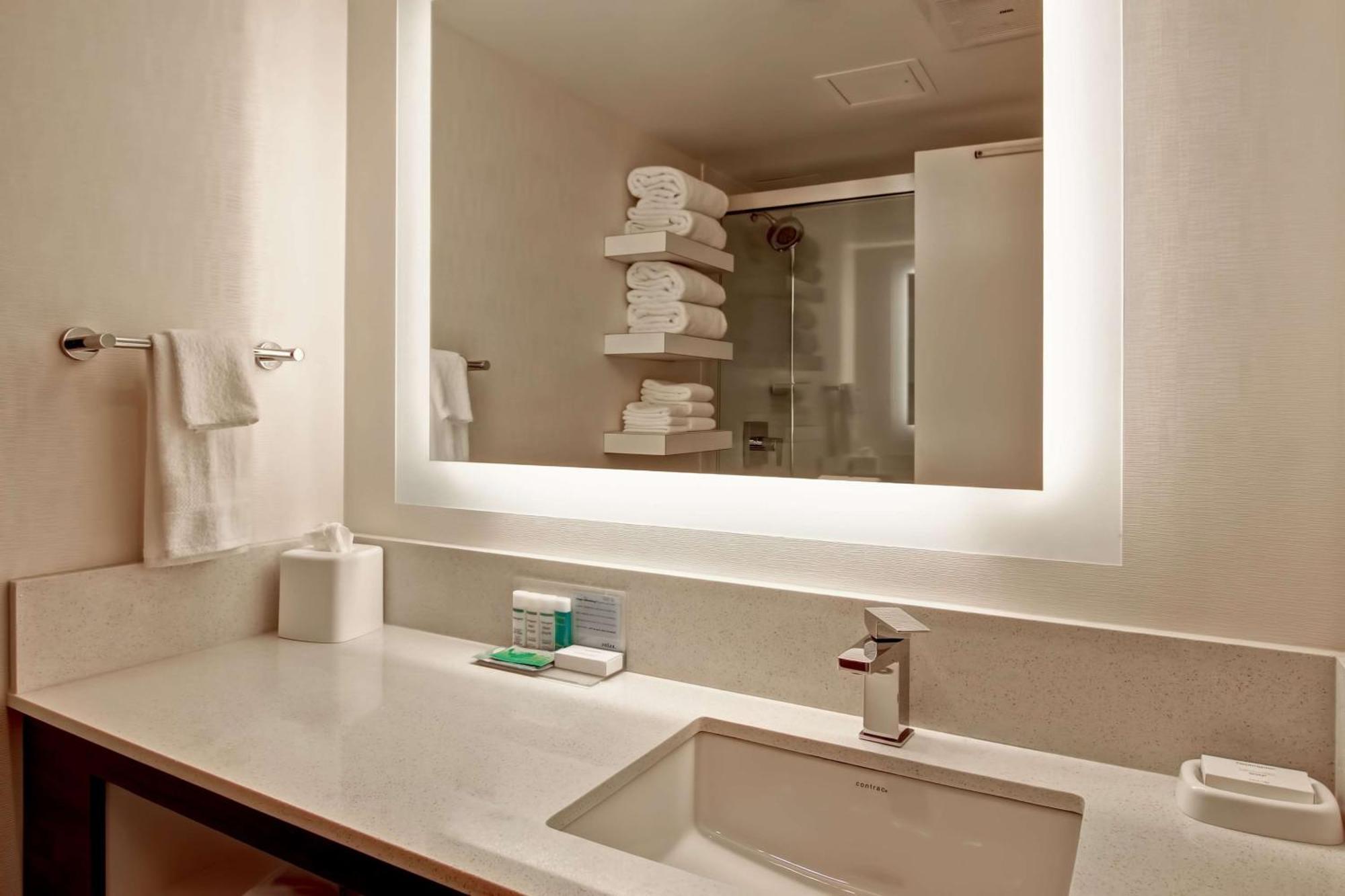 Hampton Inn & Suites By Hilton Calgary-Airport Ngoại thất bức ảnh
