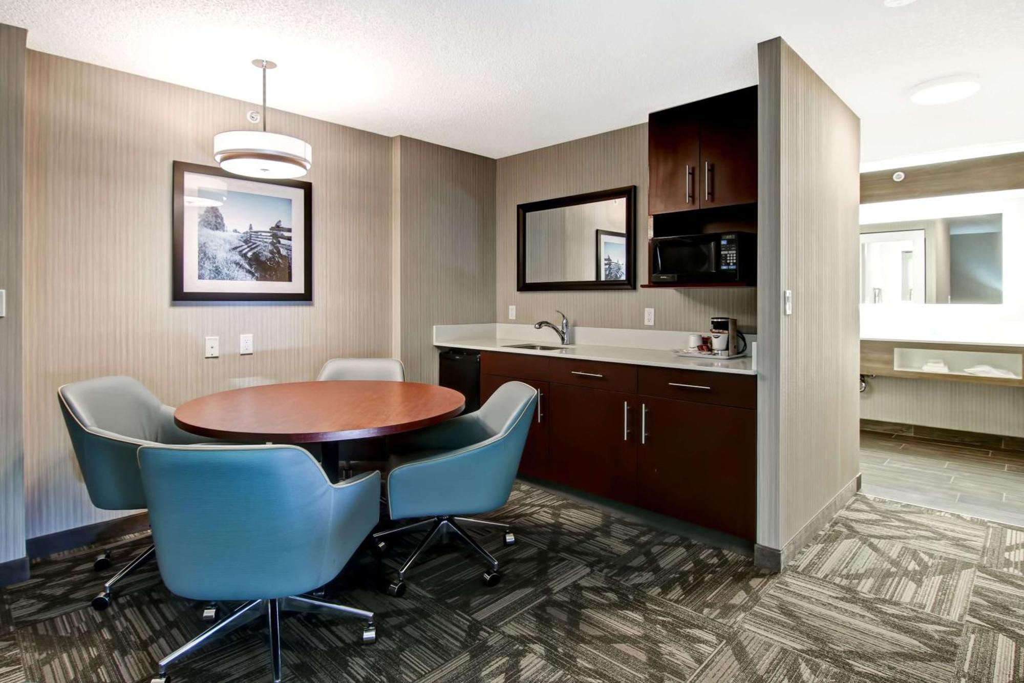 Hampton Inn & Suites By Hilton Calgary-Airport Ngoại thất bức ảnh